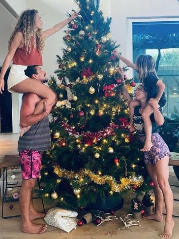 Byron Bay actress Elsa Pataky decorates the Christmas tree with family and friends.