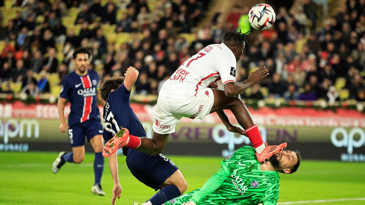 Singo’s boot collides with the face of Donnarumma. (Photo by Valery HACHE / AFP)