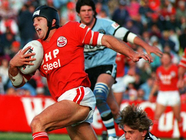 Illawarra centre Brett Rodwell hits top gear against Cronulla in 1994.