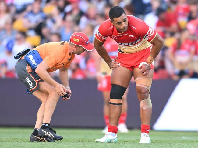 Connelly Lemuelu suffers a dislocated knee cap.