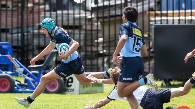 Tom Farr-Jones scoring for the NSW Waratahs.