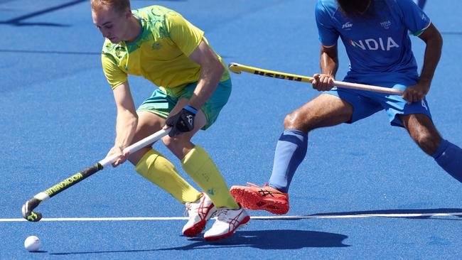 Australia's Jacob Anderson (L) vies with India's Singh Jarmanpreet during the men's gold medal hockey match between Australia and India on day eleven of the Commonwealth Games at the University of Birmingham Hockey and Squash Centre in Birmingham, central England, on August 8, 2022. (Photo by DARREN STAPLES / AFP)