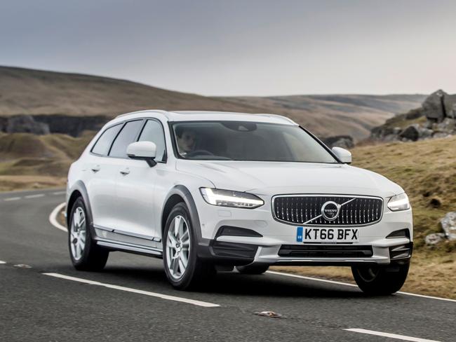 EMBARGO FOR TWAM 30 APRIL 2022. FEE MAY APPLY. Volvo V90 Cross Country