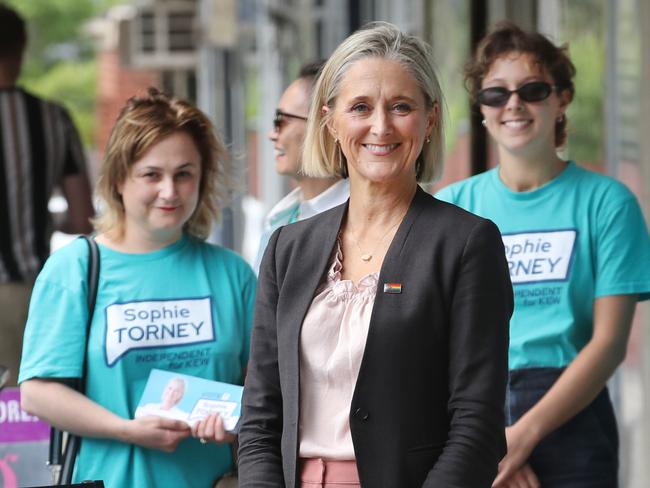 MELBOURNE, AUSTRALIA - NewsWire Photos, NOVEMBER 7, 2022. Sophie Torney the independent  candidate for Kew pictured in Balwyn North campaigning for the Victorian state election. Picture: NCA NewsWire / David Crosling