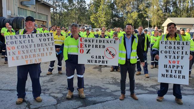 Central Coast Council staff who are members of the United Service Union give a vote of 'no confidence' to senior council staff.