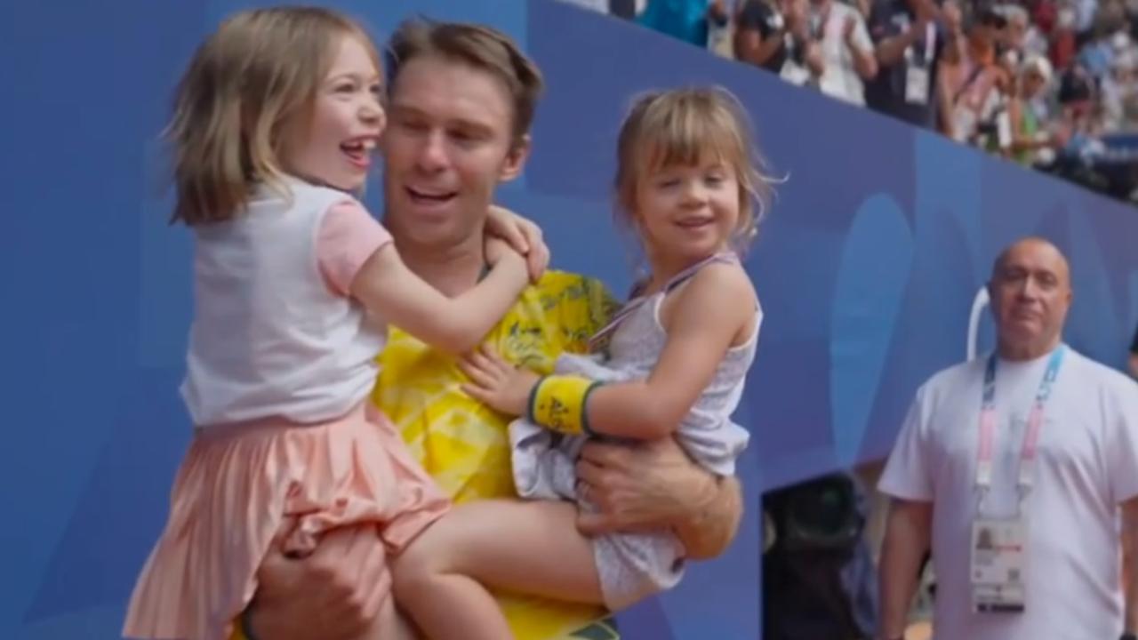 John Peers with his daughters on the court. Photo: Eurosport.