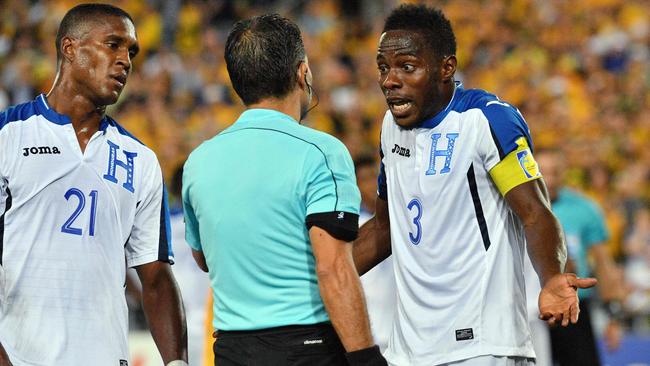 Honduras's Maynor Figueroa (R) argues against the penalty kick decision given in favour of Australia by umpire Nestor Fabian Pitana (C) during their 2018 World Cup qualification playoff football match at Stadium Australia in Sydney on November 15, 2017. / AFP PHOTO / Saeed KHAN / -- IMAGE RESTRICTED TO EDITORIAL USE — STRICTLY NO COMMERCIAL USE —