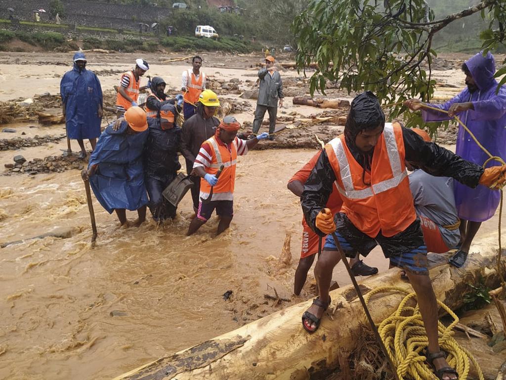 Indian floods leave 93 dead while Pakistan monsoonal rains claim at ...