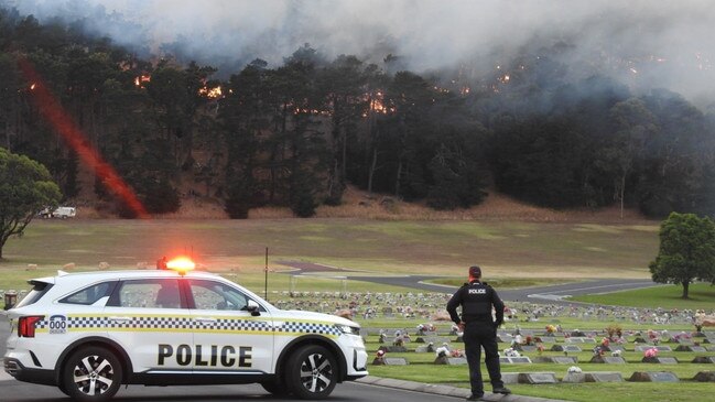 The grass fire is burning in the Lake Valley area in Mount Gambier. Picture: Supplied / Limestone Coast Community News