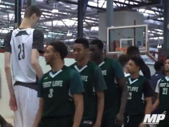 7-foot-7 Romanian freshman Robert Bobroczky plays high school basketball  for Ohio's SPIRE Institute
