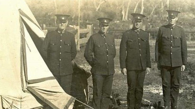 Queensland Police on border control duties at Coolangatta in 1919.