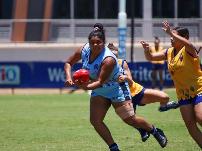 Buffette Molly Althouse fires out a handpass. Picture: Celina Whan AFLNT/Media