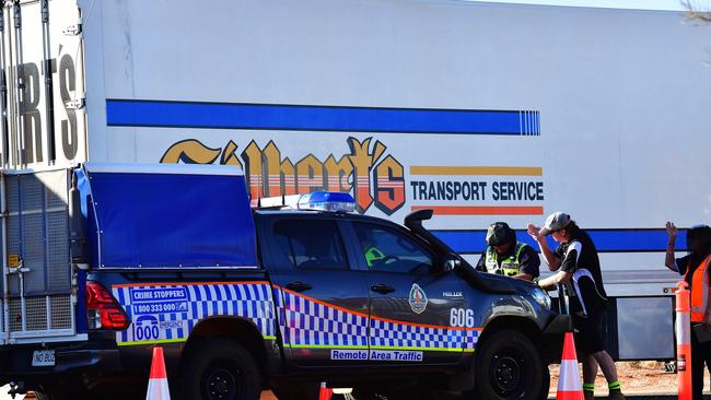 Police check vehicles on the South Australia and Northern Territory border. Picture: Chloe Erlich