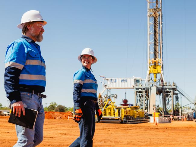 NETWORK SPECIAL.  MUST TALK WITH NETWORK PIC DESK BEFORE PUBLISHING.      Tamboran Resources Shenandoah South Pilot Project site amid the vast Beetaloo Basin in the Northern Territory.  Scott Crabtree, Tamboran Resources VP of Sustainability (right worker unnamed at this stage)