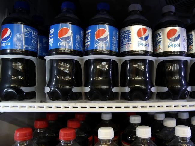 SAN FRANCISCO, CALIFORNIA - JULY 09: Pepsi soft drinks are displayed at a convenience store on July 09, 2019 in San Francisco, California. PepsiCo reported better than expected second quarter earnings of $2.04 billion, or $1.44 a share, compared to $1.82 billion, or $1.28 a share one year ago.   Justin Sullivan/Getty Images/AFP == FOR NEWSPAPERS, INTERNET, TELCOS & TELEVISION USE ONLY ==