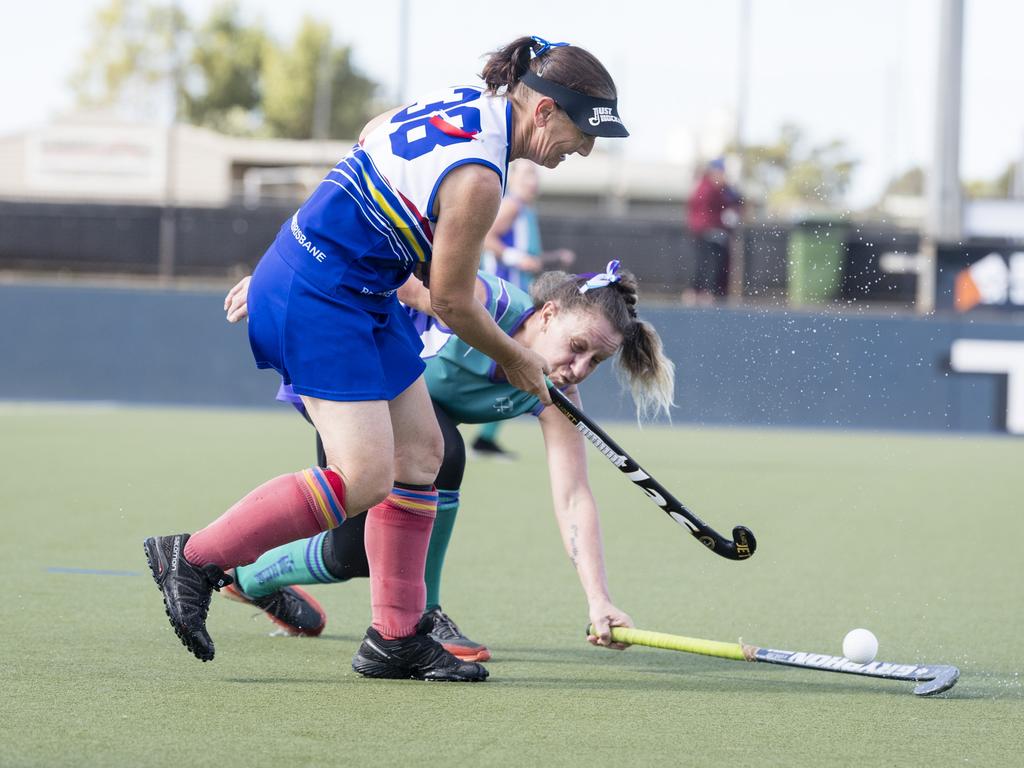 Carolyn Martin (left) of Brisbane 4 and Karen Slockee of Tweed 2.