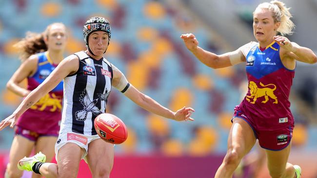 Aliesha Newman of the Magpies kicks the ball.