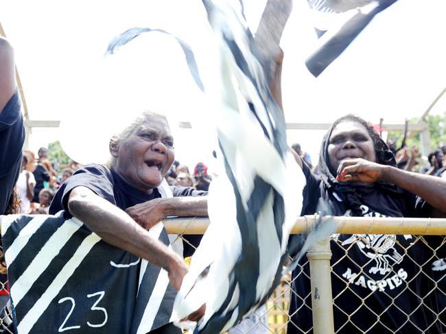 Muluwurri Magpies fans cheer on their team. PICTURE: Elise Derwin