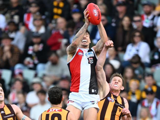 LAUNCESTON, AUSTRALIA - MAY 11: Josh Battle of the Saints attempts to mark the ball during the round nine AFL match between match between Hawthorn Hawks and St Kilda Saints at  University of Tasmania Stadium, on May 11, 2024, in Launceston, Australia. (Photo by Steve Bell/Getty Images)