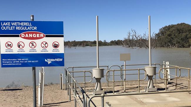 The NSW Government has promised to install a yet untested temporary tube fishway on the Lake Wetherell outlet, to pump fish upstream.