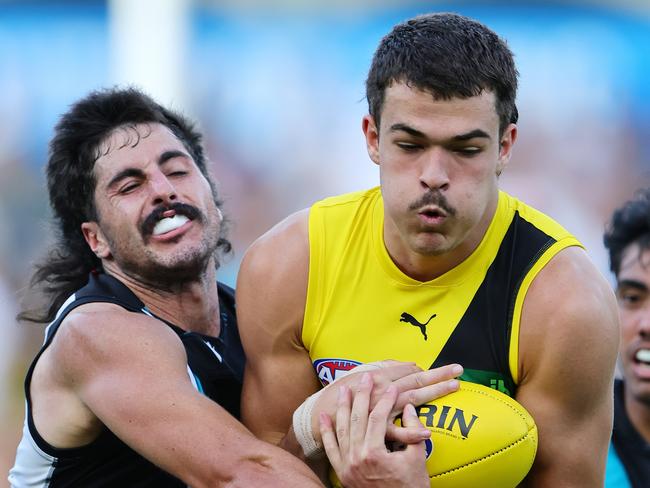 ADELAIDE, AUSTRALIA - MARCH 22: Harry Armstrong of the Tigers /n/ from Lachie Jones of the Power during the 2025 AFL Round 02 match between the Port Adelaide Power and the Richmond Tigers at Adelaide Oval on March 22, 2025 in Adelaide, Australia. (Photo by Sarah Reed/AFL Photos via Getty Images)