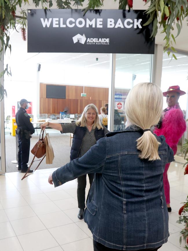 Sisters Louise Price and Jane Crowther run to hug each other. Picture: NCA NewsWire/Kelly Barnes