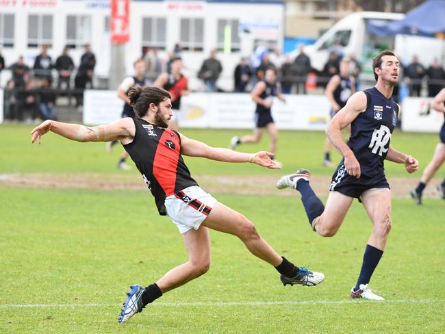 Frankston's Jason Kingsbury is seen in action on the ground during the final qualifying match at Frankston Park on Sunday August 27, 2017. (AAP Image/James Ross) NO ARCHIVING