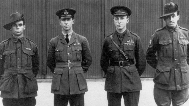 Mechanic W.H Shiers, Sir Keith Smith, Sir Ross Smithand mechanic Jim Bennett.