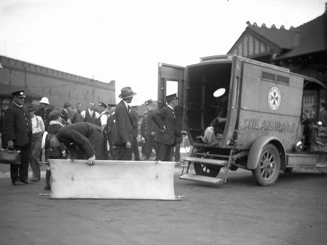 Ambulances at Fort Macquarie to collect dead and injured after the Greycliffe sinking. Picture: Australian National Maritime Museum