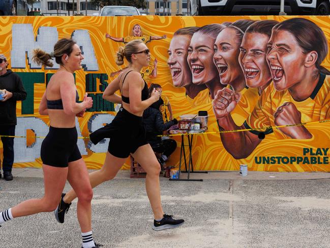 SYDNEY, AUSTRALIA - NewsWire Photos AUGUST 6, 2023: Melbourne Artist Danielle Weber is painting a mural of the Matildas on the the Bondi Beach front walk. Picture: NCA NewsWire / David Swift