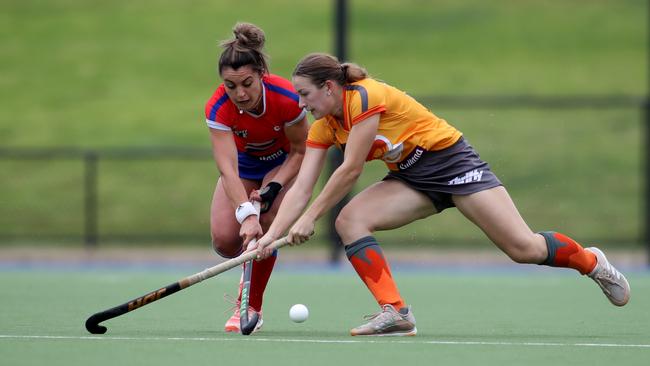 Michaela Spano of the Fire competes against Claire Colwill of the Blaze (AAP Image/Kelly Barnes)