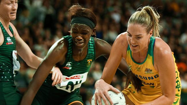 Phumza Maweni of the Proteas challenges Diamonds captain Caitlin Bassett during the last Quad Series. Bassett is out injured for the 2019 rematch. 