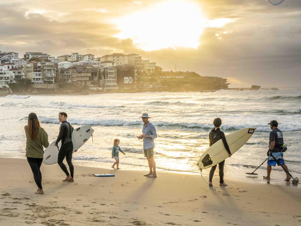 Sydneys New Years Eve Revellers Continue Party On Bondi Beach Nt News 1884