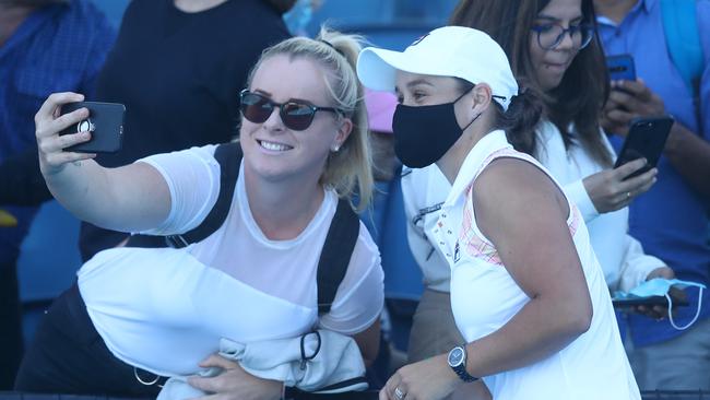 Ash Barty poses with a fan at the WTA 500 Yarra Valley Classic.