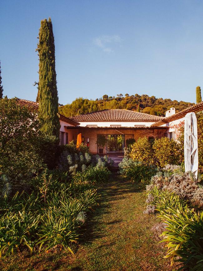 Exterior of the residence with Levy’s Crater Stone 276 Marble (2021) on the right, and Rock Tree 172 Corten (2021). Picture: Matthieu Salvaing