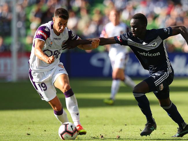 MELBOURNE, AUSTRALIA - FEBRUARY 10: Chris Ikonomidis of the Glory (L) and Tommy Deng of the Victory compete for the ball during the round 18 A-League match between the Melbourne Victory and the Perth Glory at AAMI Park on February 10, 2019 in Melbourne, Australia. (Photo by Graham Denholm/Getty Images)
