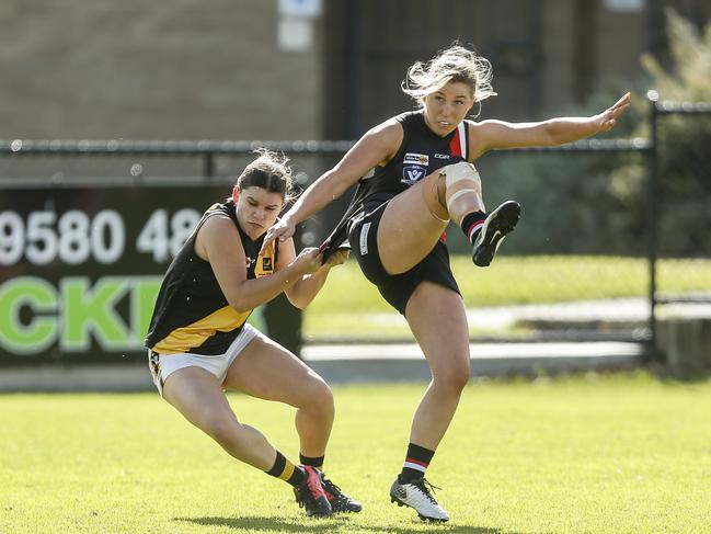 Seaford’s Ally Smith nabs Jessica Stepanavicius (Frankston). Picture: Valeriu Campan