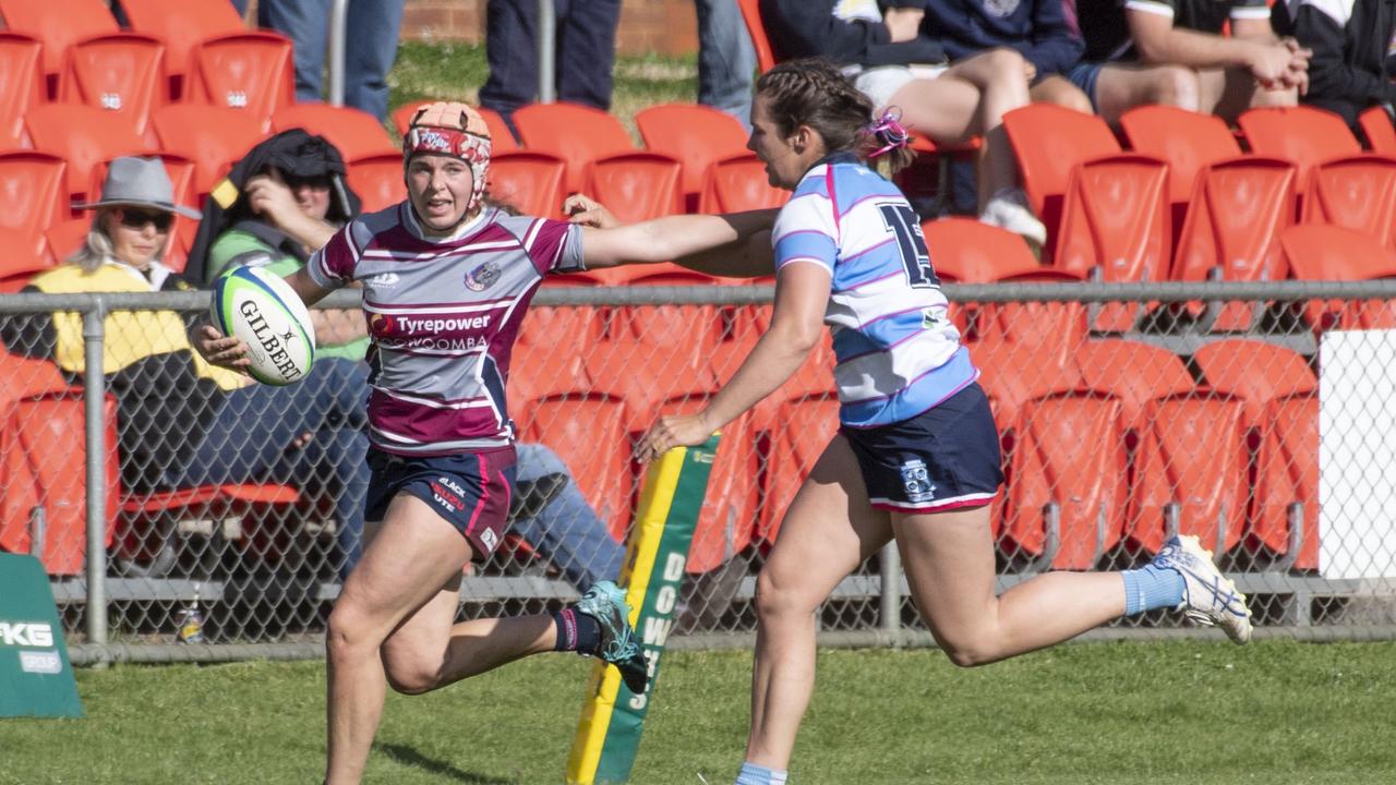 Bears Taleah Ackland (left) finds off Roma’s Jane Rowbotham. Picture: Nev Madsen.