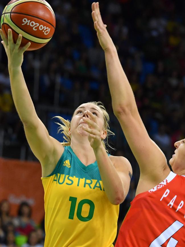 Australia's small forward Rachel Jarry (L) goes to the basket past Belarus' forward Maryia Papova during a Women's round Group A basketball match between Australia and Belarus at the Youth Arena in Rio de Janeiro on August 13, 2016 during the Rio 2016 Olympic Games. / AFP PHOTO / Andrej ISAKOVIC