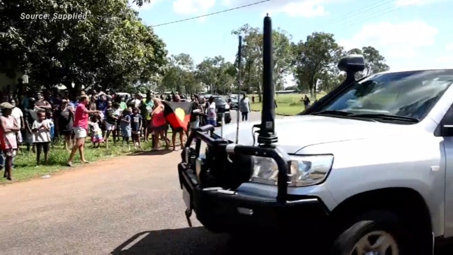 Angry crowd throws objects at Police vehicles in Mareeba