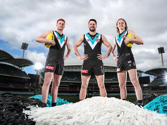 ADELAIDE, AUSTRALIA - AUGUST 26: Travis Boak (C) poses with first time finals players Willem Drew and Miles Bergman during a Port Adelaide Power portrait session ahead of the 2021 AFL Finals Series, at Alberton Oval on August 26, 2021 in Adelaide, Australia. (Photo by Sarah Reed/Getty Images)