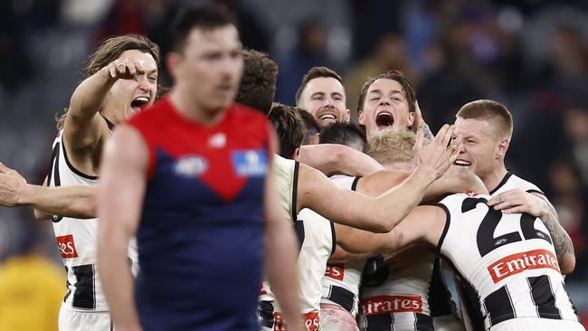 MELBOURNE, AUSTRALIA - AUGUST 05: Collingwood players celebrates on the final siren during the round 21 AFL match between the Melbourne Demons and the Collingwood Magpies at Melbourne Cricket Ground on August 05, 2022 in Melbourne, Australia. (Photo by Darrian Traynor/Getty Images)