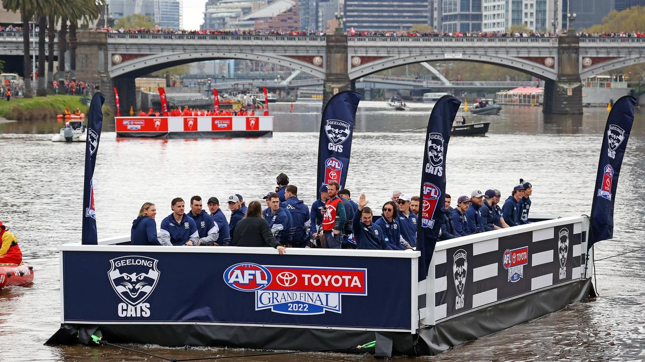 MELBOURNE, SEPTEMBER 23, 2022: Geelong on the Yarra. Players and fans make their way to the MCG during the 2022 AFL Grand Final Parade. Picture: Mark Stewart