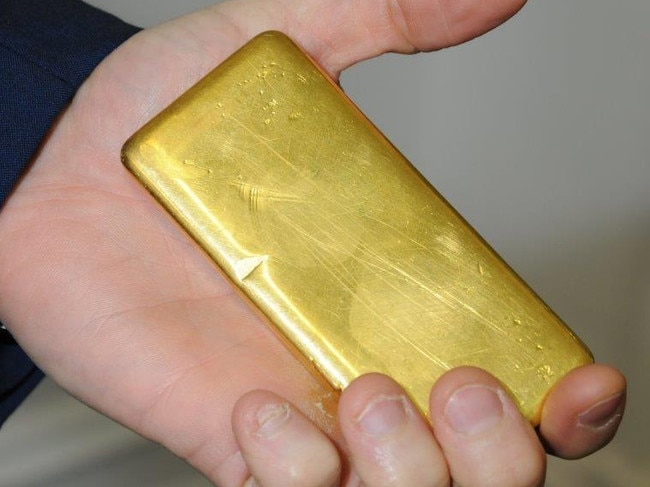 A supplied image obtained Friday, May 5, 2017 of Detective Senior Constable Jared Pragnell from the Gold Stealing Detection Unit holding a 1kg gold bar. A man contracted to the Perth Mint refinery has been charged with stealing the gold bar worth more than $52,000. (AAP Image/Supplied by WA Police) NO ARCHIVING, EDITORIAL USE ONLY