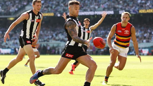 Magpies veteran Jamie Elliott snaps at goal during the fourth quarter. Picture: Michael Klein