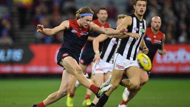 Jayden Hunt puts Melbourne into attack.