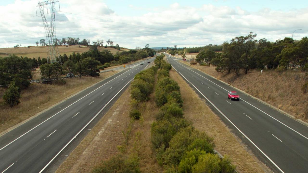 Hume Highway: 18-year-old man dead in Sutton Forest crash, two injured ...