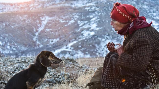 Hatidze lives with her elderly mother in an otherwise abandoned village in rural Macedonia.