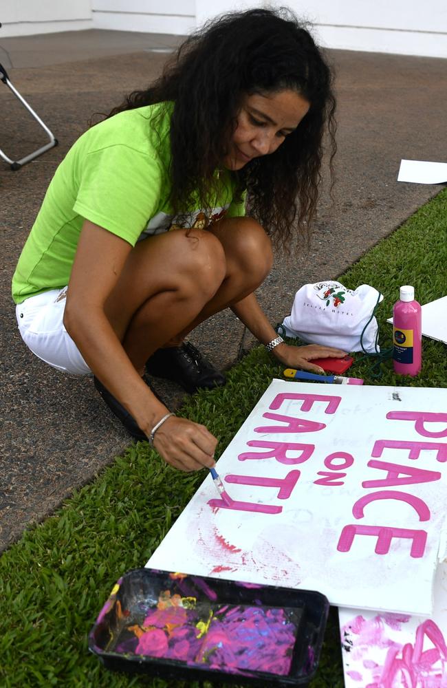 Hundreds of Territorians attended a pro-Palestine protest outside of the NT Parliament house on Friday October 27 calling for a ceasefire 20-days into the Gaza conflict.