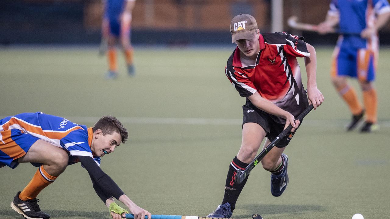Samuel Bourke for Newtown and Keiran Belanyi for Past High. A2 Men , Toowoomba Hockey grand final. Past High vs Newtown. Saturday, September 10, 2022. Picture: Nev Madsen.